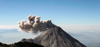 В Мексике вулкан выбросил гигантский столб пепла и дыма на высоту до четырех километров. Видео