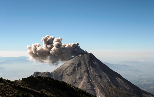 В Мексике вулкан выбросил гигантский столб пепла и дыма на высоту до четырех километров. Видео