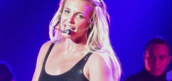 Бритни Спирс потеряла во время выступления часть волос. Видео