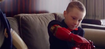 «Тони Старк» вручил мальчику-инвалиду протез «Железного человека». Видео