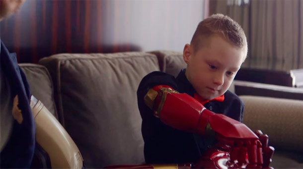«Тони Старк» вручил мальчику-инвалиду протез «Железного человека». Видео