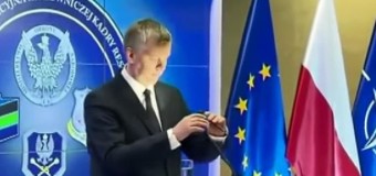 Министр обороны Польши стал интернет-звездой: он принял лампочку за микрофон. Видео