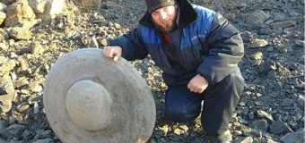 В Сибири нашли камень в форме летающей тарелки. Видео