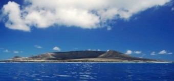 Человек впервые ступил на остров, «рожденный» вулканом два месяца назад. Фото