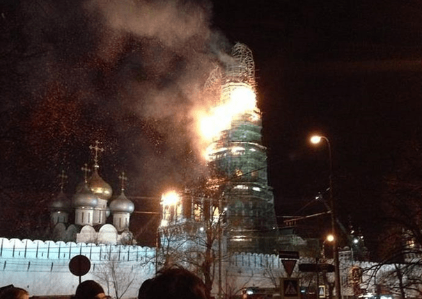 В центре Москвы горел Новодевичий монастырь. Видео