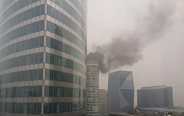 В Париже загорелся 40-этажный небоскреб. Видео