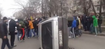 Акция протеста в Одессе: перекрыли дорогу и перевернули автомобиль. Видео