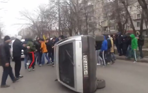 Акция протеста в Одессе: перекрыли дорогу и перевернули автомобиль. Видео
