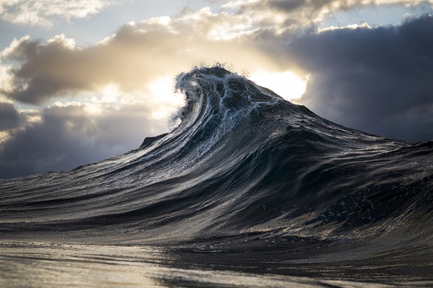 Фотограф-дальтоник показал, какими видит волны. Фото