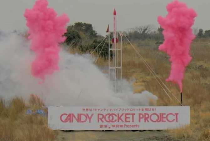 В Японии запустили ракету на конфетах. Видео
