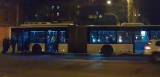 В Киеве пассажиры толкали троллейбус, чтобы доехать домой. Видео