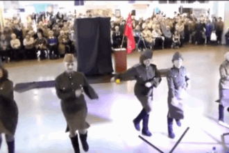 В России бабушки в погонах устроили «дикие танцы». Видео