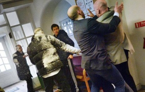 Шведский министр подвергся нападению с огнетушителем. Видео