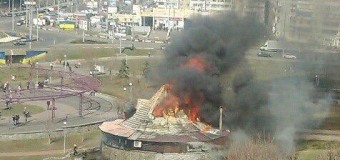 В Киеве в спальном районе сгорел ресторан. Видео