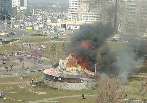 В Киеве в спальном районе сгорел ресторан. Видео