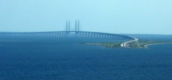 Мост, соединяющий Данию и Швецию, уходит под воду. Фото