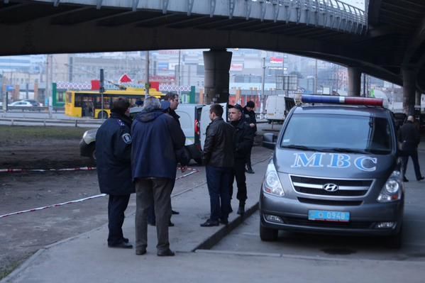 Возле киевского автовокзала нашли подозрительный предмет. Фото