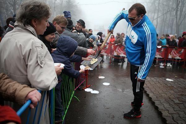 В Ставрополе россиян кормили блинами с лопат. Видео