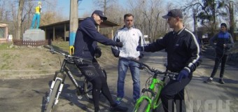 Кличко сел на велосипед, чтобы проинспектировать Труханов остров. Видео