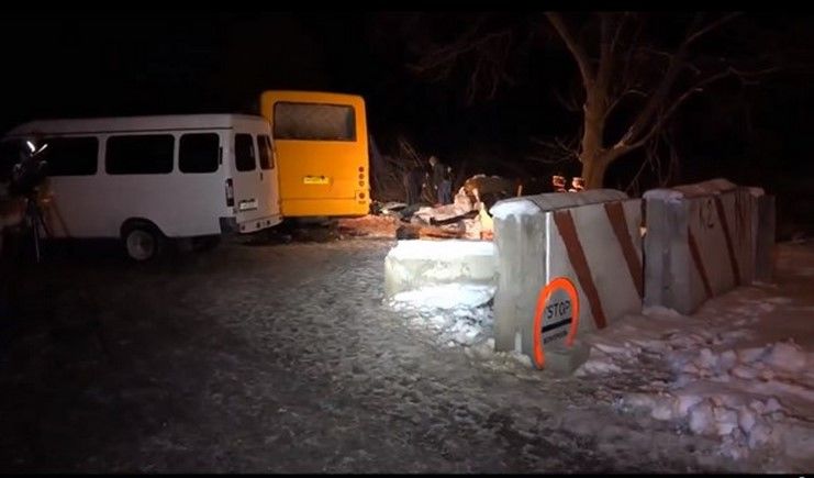 Появились снимки с места взрыва пассажирского автобуса под Артемовском. Фото