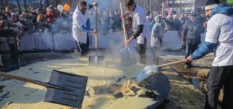 Жители Львова отказались есть блины с лопаты. Видео