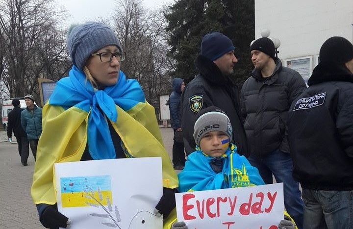 Жители Мариуполя прогоняют российских оккупантов. Фото