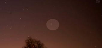 Фотографы засняли странный объект, прячущийся среди звезд. Видео