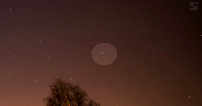 Фотографы засняли странный объект, прячущийся среди звезд. Видео