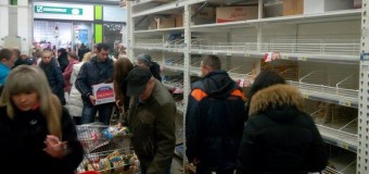 Как украинцы в панике опустошали полки продуктовых магазинов. Видео