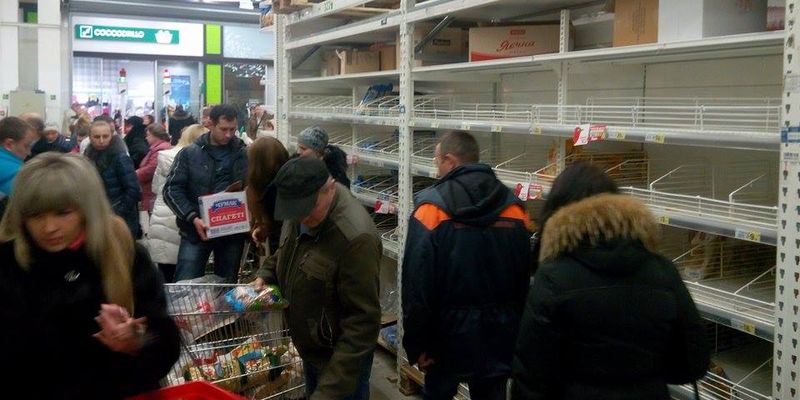 Как украинцы в панике опустошали полки продуктовых магазинов. Видео