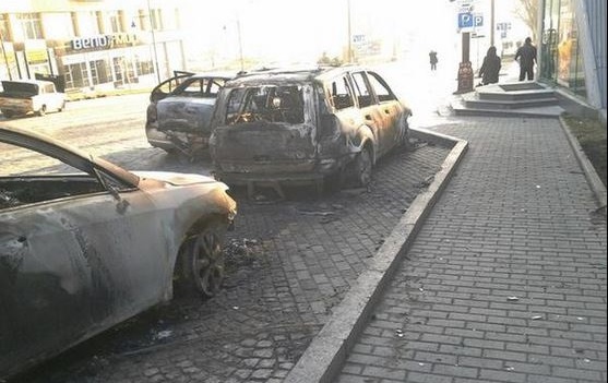 Донецк: чеченцы устроили перестрелку и сожгли машины. Видео