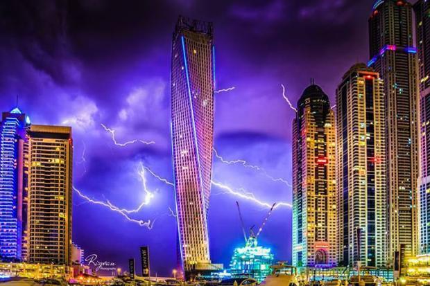 Французский «Спайдермен»  покорил спиральный небоскреб в Дубае. Видео