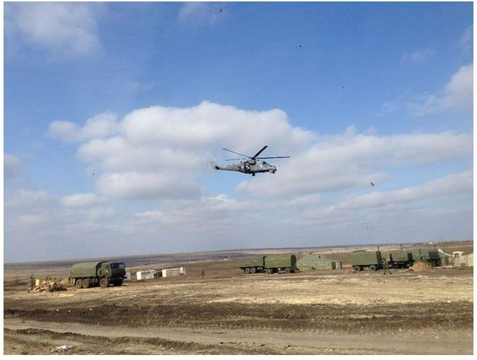 Российское военное командование обустраивает капитальные полевые лагеря на границе с Украиной. Видео