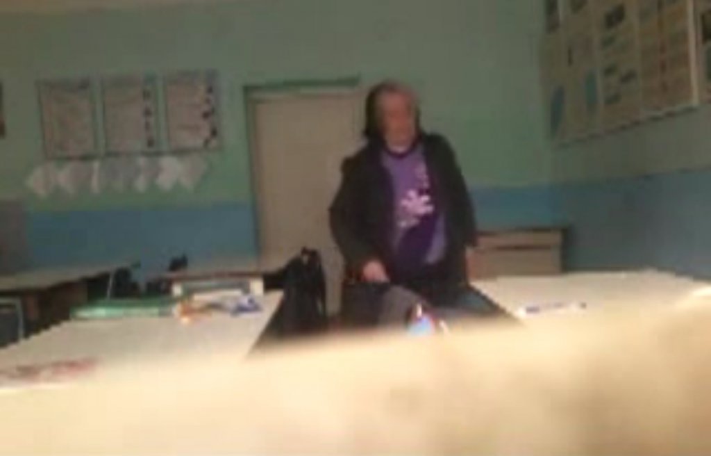 В закарпатской школе учительницу застукали за аморальным занятием. Видео
