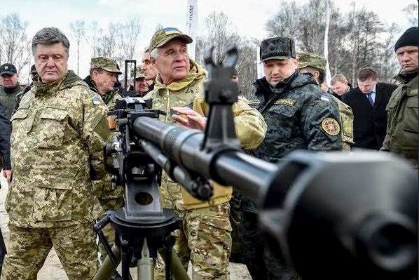 Порошенко осмотрел новую военную технику. Фото