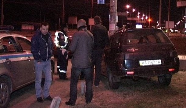 В Киеве пьяный водитель протаранил столб, убегая от ГАИ. Фото