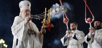 «Плохая примета»: У патриарха Кирилла во время службы погасли свечи. Фото