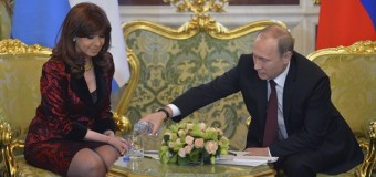 Президент России забрал бутылку воды у главы Аргентины. Видео