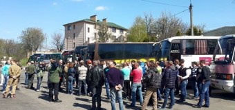 Автомайдановцы окружили автобусы с шахтерами в Киеве. Фото