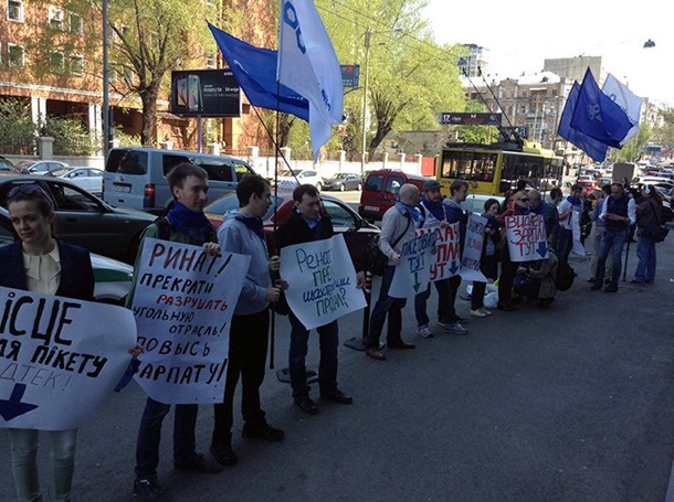 В Киеве пикетируют офис компании Ахметова. Фото