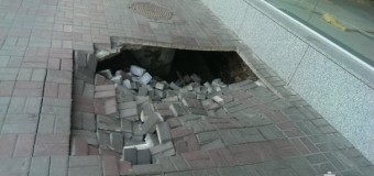 В Киеве под землю провалился тротуар. Фото