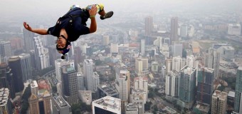 Видео о прыжке 558 парашютистов с самого высокого здания «взорвало» сеть