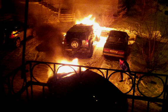 В Харькове были сожжены два волонтерских автомобиля. Видео