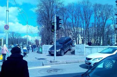 В Харькове водитель Lexus ошарашил горожан, срезав путь через сквер. Фото