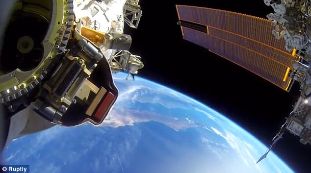 Космонавты сняли на камеру выход в открытый космос. Видео