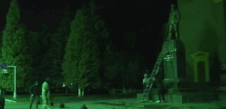 В Харькове за ночь снесли три «коммунистических» памятника. Видео