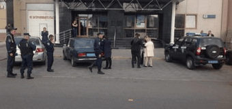 Возле банка в Николаеве расстреляли женщину и ее охранника. Фото
