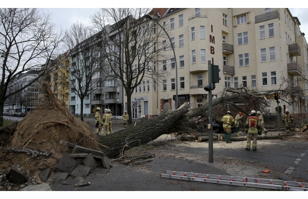 Мощный ураган в Германии забрал жизни как минимум  9 людей. Фото
