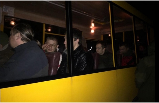 Из плена боевиков освободили 16 украинских военных. Фото