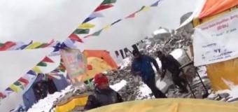 Лавину в Гималаях, вызванную землетрясением заснял альпинист. Видео